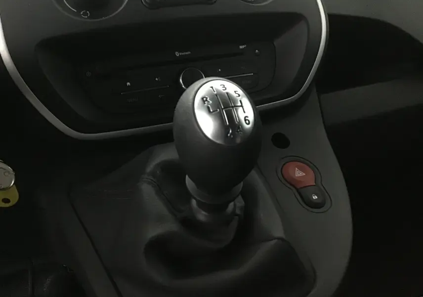 Le levier de vitesses manuel noir et argent du Renault Kangoo 1.5 Blue dCi 95, vue rapprochée de la console centrale.