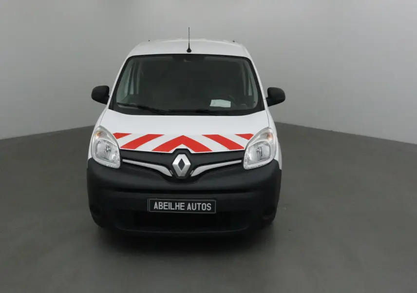 Vue de face d'un Renault Kangoo blanc 2021 avec bandes rouges diagonales sur le capot et pare-chocs noir.