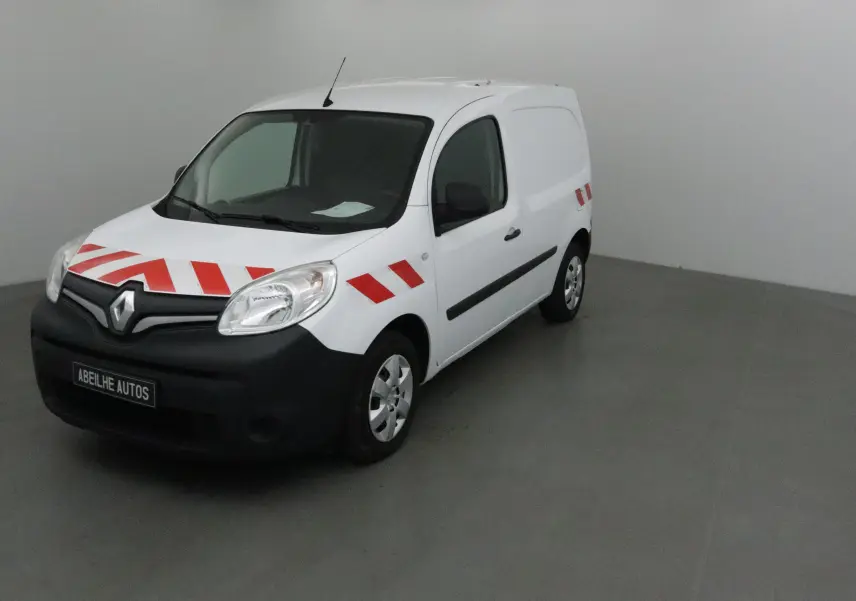 Renault Kangoo blanc vue 3/4 avant droit avec bandes rouges réfléchissantes sur capot et portières.
