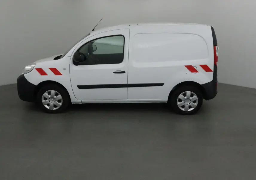 Profil côté gauche d'un utilitaire blanc Renault Kangoo 2021 avec bandes rouges de sécurité sur ailes avant et arrière.