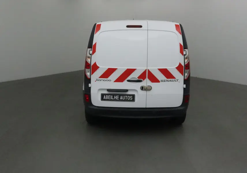 Vue arrière d'un Renault Kangoo blanc de 2021 avec bandes rouges réfléchissantes et plaque Abeilhe Autos.