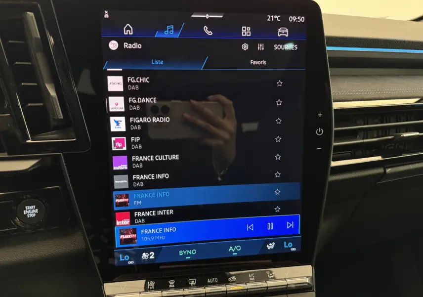 Écran tactile central affichant la liste des radios dans l'habitacle du Renault Espace gris foncé esprit Alpine 2025.