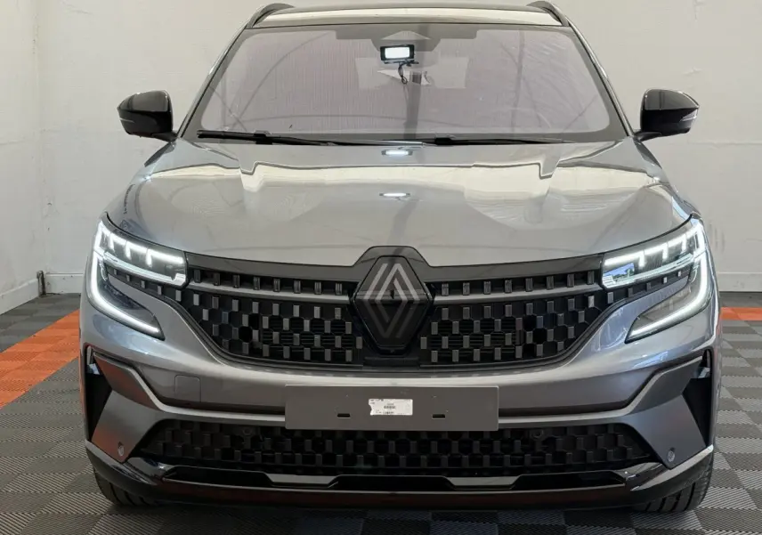 Vue frontale du Renault Espace esprit Alpine gris foncé avec calandre noire et feux LED allumés.