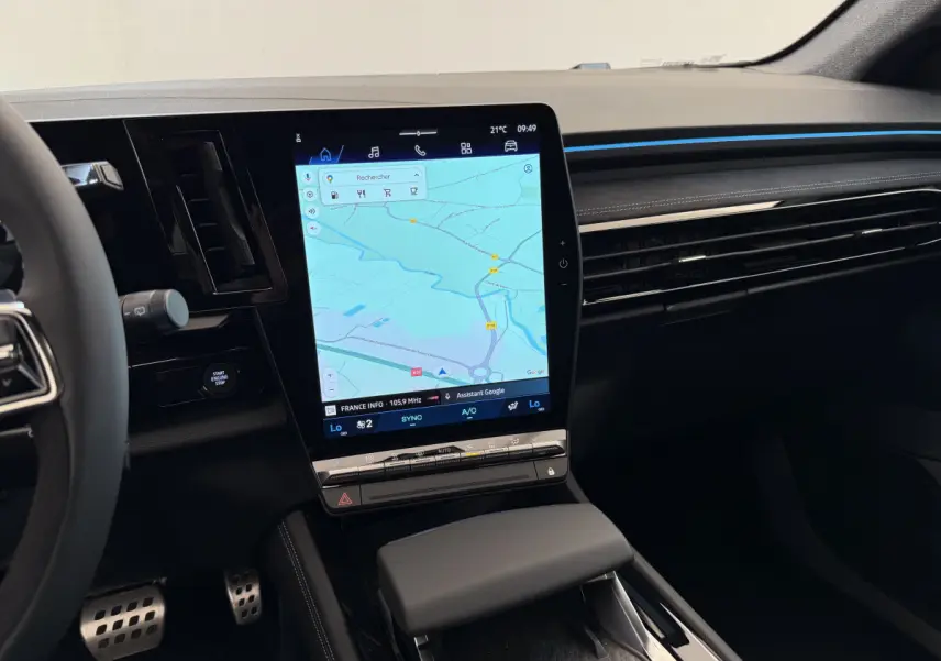 Vue intérieure du tableau de bord du Renault Espace esprit Alpine 2025 avec grand écran tactile vertical et volant partiel visible.