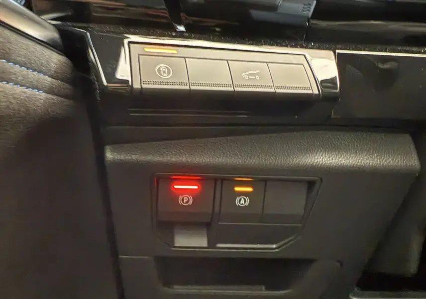 Gros plan sur les commandes noires du tableau de bord du Renault Espace gris foncé esprit Alpine 7PL 2025.