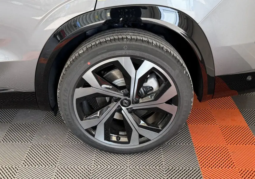 Gros plan sur la roue avant droite du Renault Espace gris foncé esprit Alpine 7PL avec jante alliage design moderne.