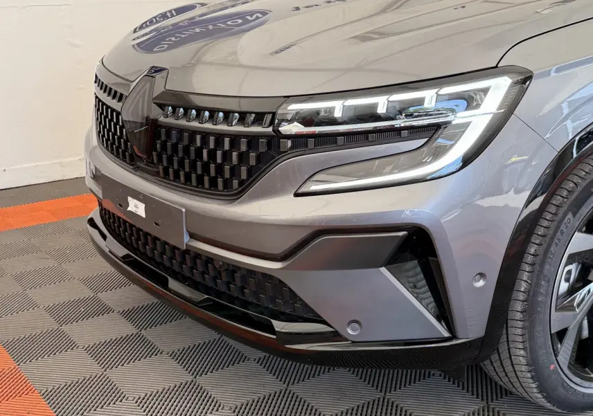 Gros plan sur l'avant droit du Renault Espace gris foncé esprit Alpine 2025 avec phares LED et calandre noire brillante.