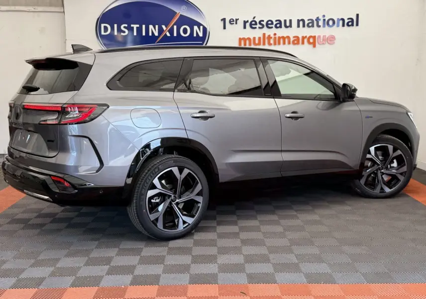 Renault Espace esprit Alpine gris foncé vu de profil côté droit, avec jantes noires et feux arrière LED allumés.