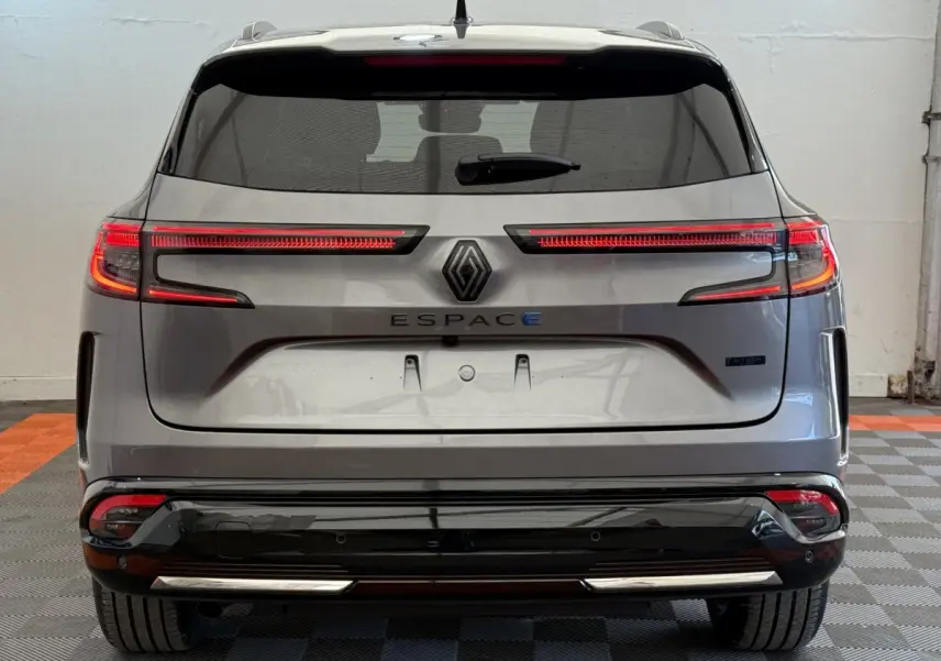 Vue arrière du Renault Espace gris foncé esprit Alpine 7PL full hybride avec feux LED étirés et logo central lumineux.