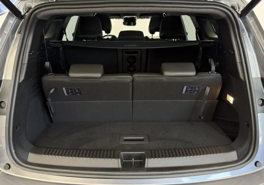 Vue arrière du coffre gris foncé du Renault Espace esprit Alpine 7 places avec 3ème rangée de sièges rabattables.