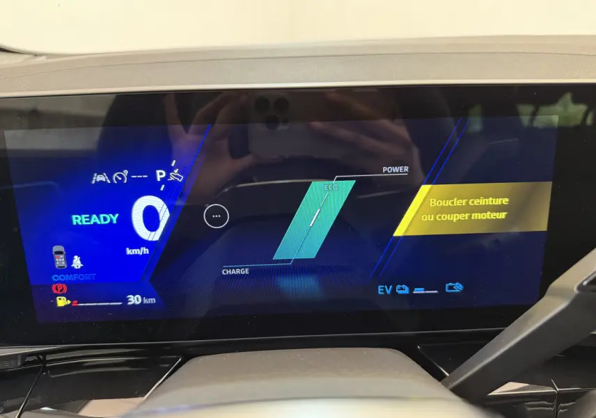 Affichage numérique du combiné instruments du Renault Espace gris foncé, avec indicateurs de charge et alerte ceinture.