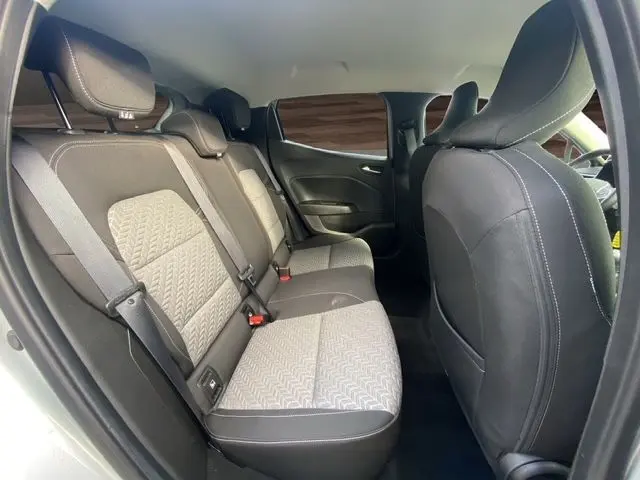 Vue intérieure côté droit des sièges arrière gris clair et noir de la Renault Clio V TCE 90 Evolution 2023 avec vitres arrière surteintées.