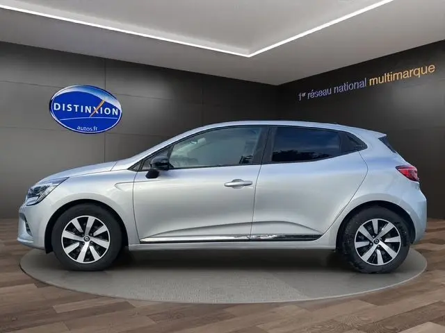 Profil droit de la Renault Clio V TCE 90 Evolution gris Highland avec vitres arrière surteintées et jantes 16 pouces.