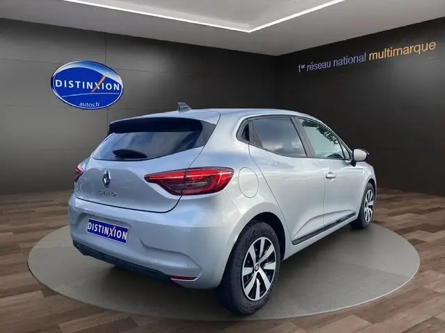 Vue 3/4 arrière droite d'une Renault Clio V gris Highland avec vitres arrière surteintées et feux LED signature en C.