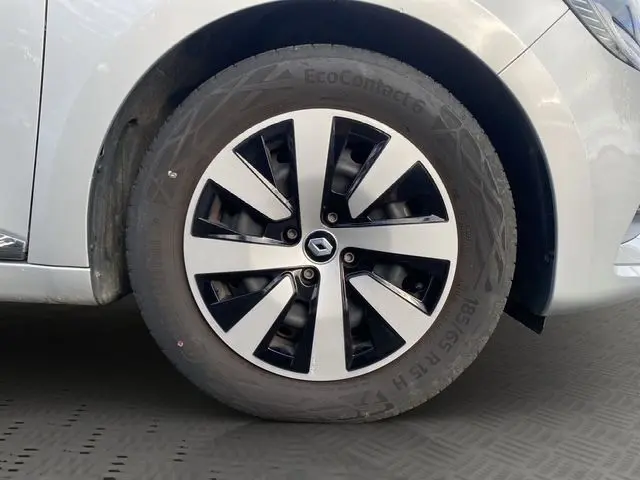 Gros plan sur la roue avant droite d'une Renault Clio V gris Highland avec jante alliage à design moderne noir et argent.