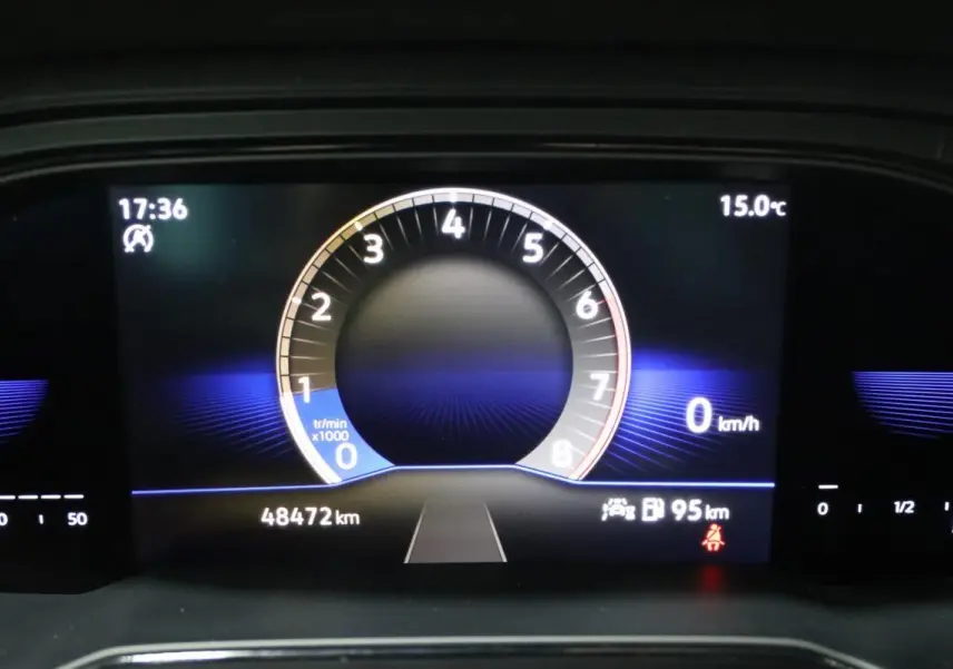 Affichage numérique du tableau de bord de la Volkswagen Polo 1.0 essence 2022, montrant le compte-tours et la vitesse à 0 km/h.