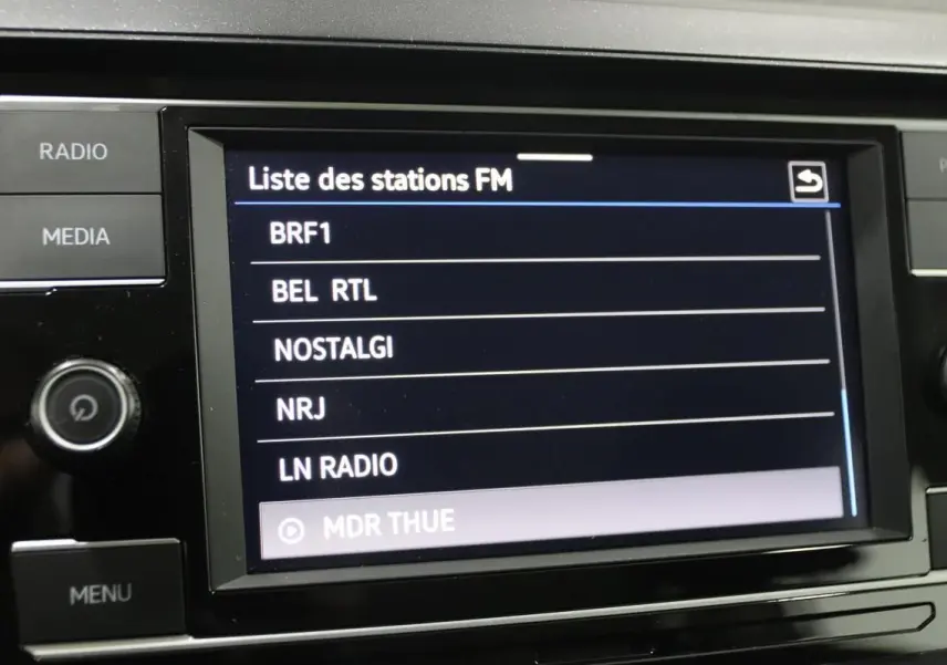 Écran tactile central affichant la liste des stations FM dans une Volkswagen Polo 2022, intérieur noir.