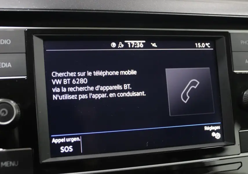 Écran central de la Volkswagen Polo 2022 affichant les instructions de connexion Bluetooth, vue rapprochée du tableau de bord.