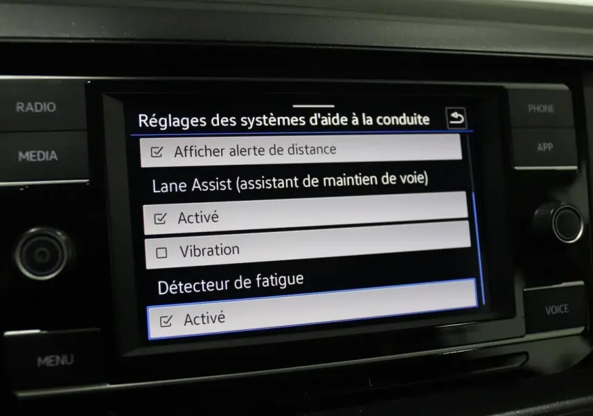 Écran central de la Volkswagen Polo 2022 affichant les réglages des aides à la conduite, avec options activées.