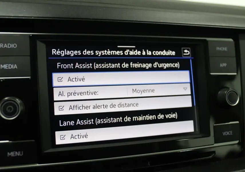 Écran central de la Volkswagen Polo 2022 montrant les réglages activés d'aide à la conduite Front Assist et Lane Assist.