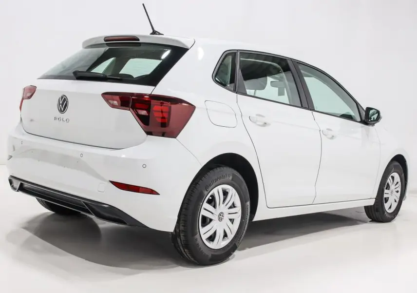 Vue 3/4 arrière droite d'une Volkswagen Polo blanche 5 portes avec feux arrière LED et radar avant et arrière.