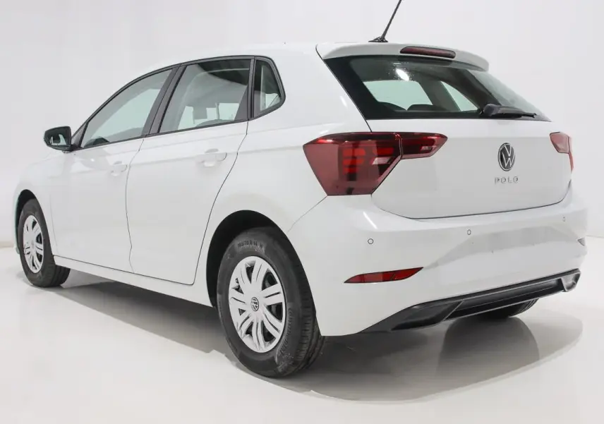 Vue 3/4 arrière droite d'une Volkswagen Polo blanche 5 portes avec feux arrière LED et radar de recul visible.