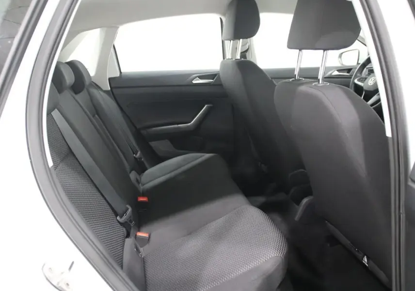 Vue intérieure côté gauche montrant les sièges arrière en tissu noir d'une Volkswagen Polo blanche 5 portes de 2022.