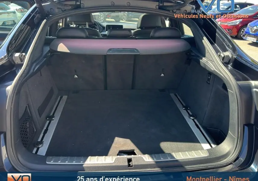 Coffre ouvert d'un BMW X6 noir F16 xDrive40d 2017, vue arrière montrant l'espace de chargement vide et les sièges rabattables.