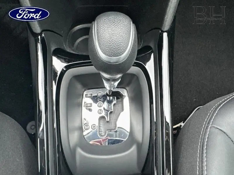 Le levier de vitesses automatique en gros plan dans l'habitacle d'une Peugeot 2008 blanc Banquise.