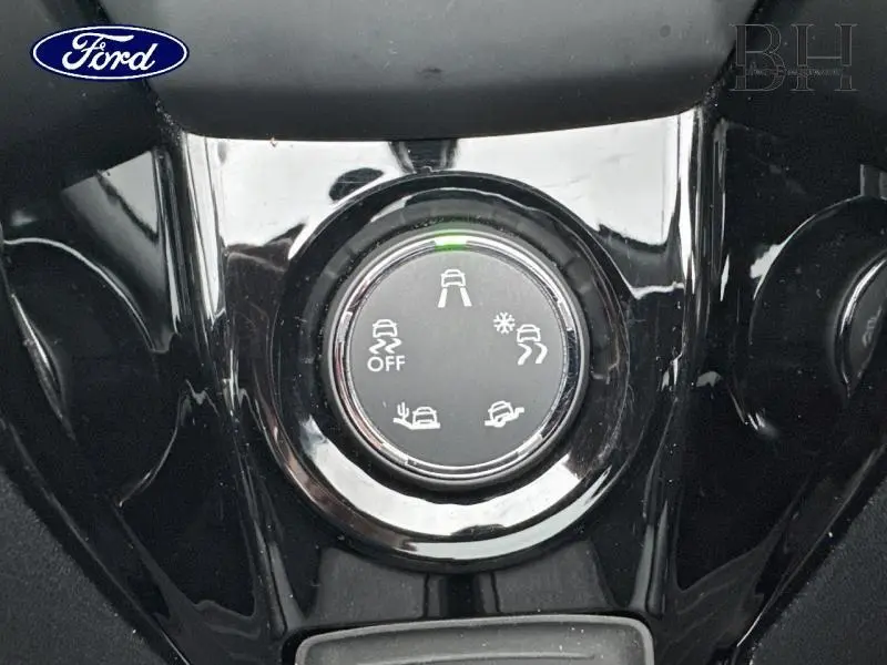 Bouton de sélection des modes de conduite sur console noire, vue rapprochée intérieure du Peugeot 2008 blanc Banquise.