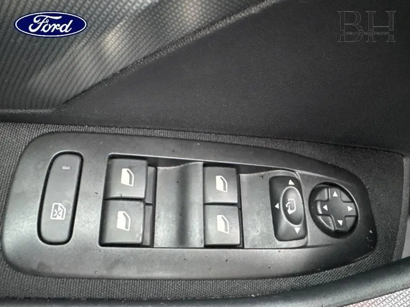 Panneau de commandes des vitres et rétroviseurs électriques côté conducteur, intérieur noir, détails Ford.