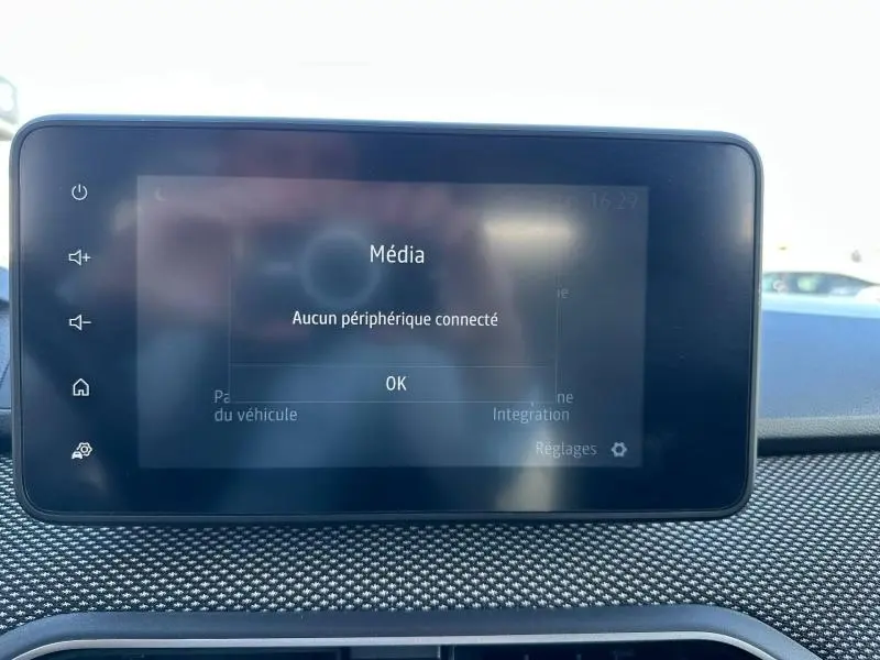 Écran tactile central du tableau de bord du Dacia Jogger 2025, affichant un message "Aucun périphérique connecté".
