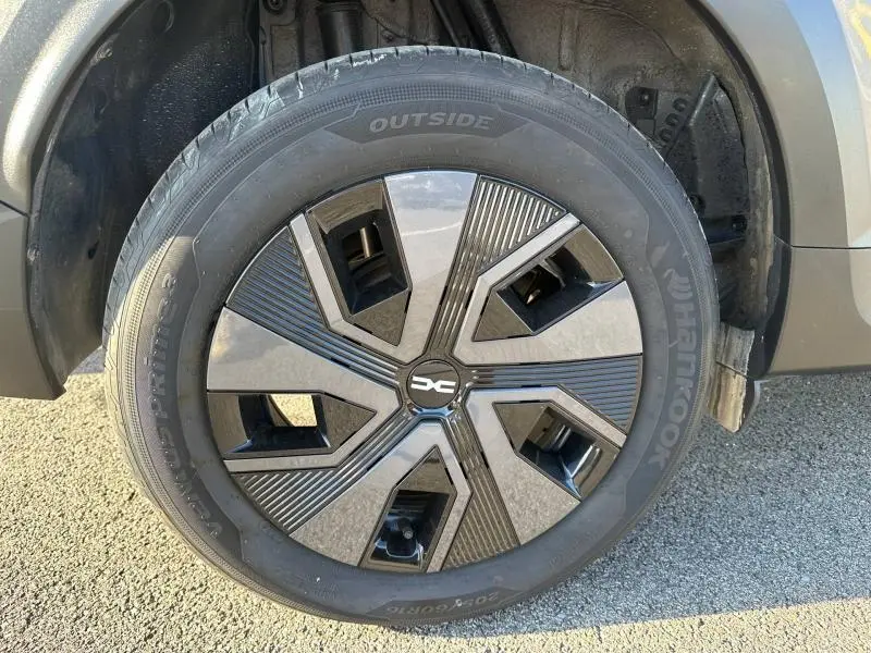 Gros plan sur la roue avant droite du Dacia Jogger 2025 en Gris Schiste métallisé avec jante au design moderne.
