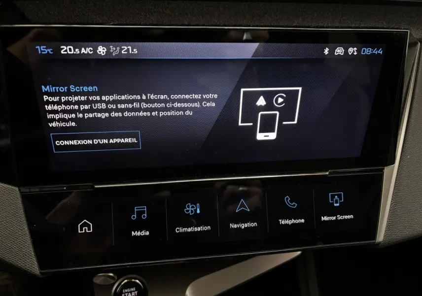 Écran tactile central de la Peugeot 308 Hybrid 145 Allure 2025 affichant la fonction Mirror Screen et les commandes multimédia.