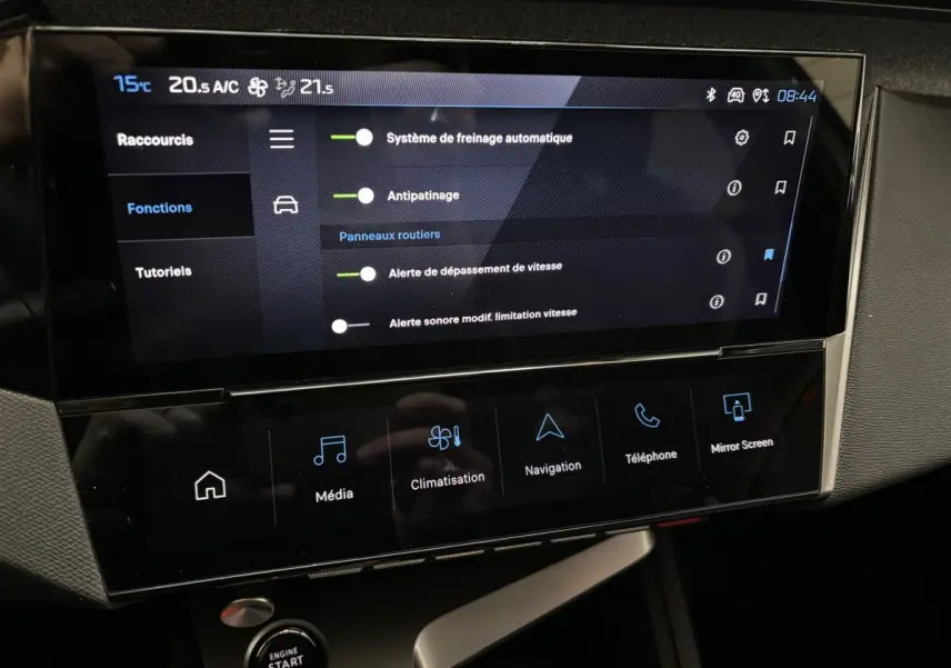 Écran tactile central de la Peugeot 308 Hybrid 145 e-DCS6 Allure blanc, affichant les options d'assistance à la conduite.