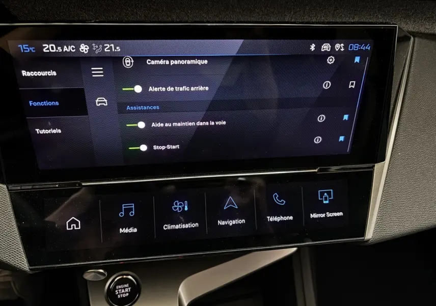 Écran tactile central du tableau de bord du Peugeot 308 Hybrid 2025 montrant les options d'assistance à la conduite.