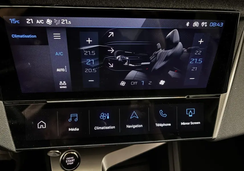 Écran tactile central de la Peugeot 308 Hybrid 2025 affichant les réglages de climatisation et commandes multimédia.