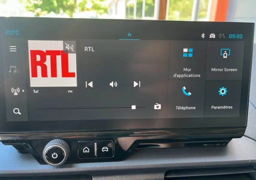 Écran tactile central du tableau de bord du Citroën Berlingo 2025 affichant l'interface radio RTL et les options Mirror Screen.
