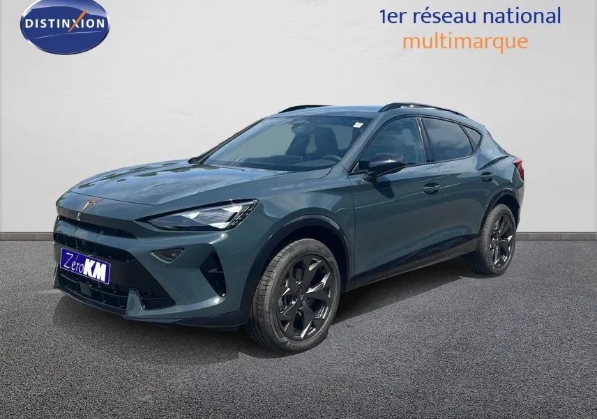 SUV CUPRA Formentor bleu Fjord Metal en 3/4 avant droit, avec jantes noires et lignes dynamiques visibles.