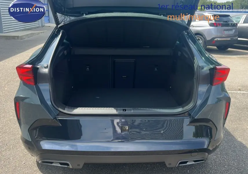 Vue arrière du CUPRA Formentor 1.5 eTSI 150CH DSG7 en bleu Fjord Metal avec coffre ouvert et hayon relevé.