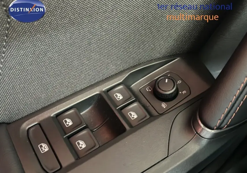 Gros plan sur les commandes des vitres et rétroviseurs côté conducteur d’une CUPRA Formentor 1.5 eTSI 2026.