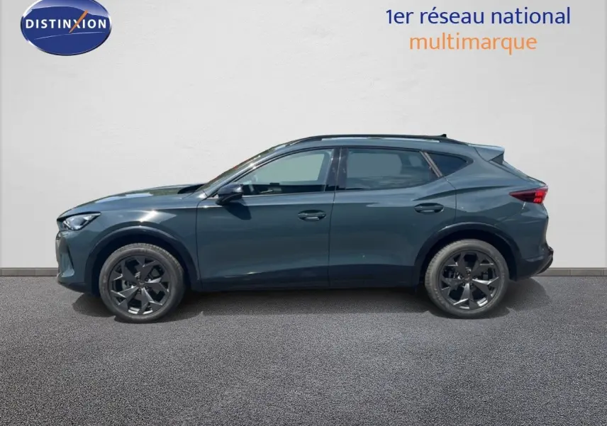 Profil droit d’un CUPRA Formentor 1.5 eTSI 150CH DSG7 bleu Fjord métal avec jantes noires et toit ouvrant.