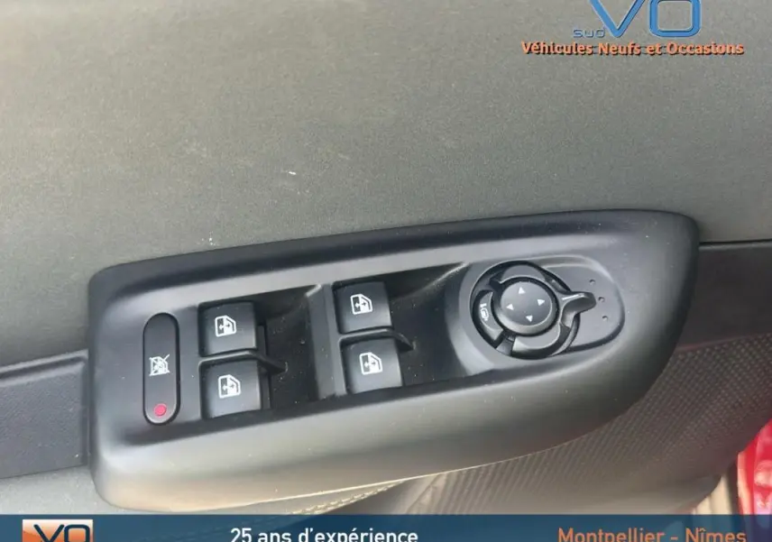 Gros plan sur les commandes de lève-vitres et réglage des rétroviseurs côté conducteur de l'Alfa Romeo Tonale rouge 2024.