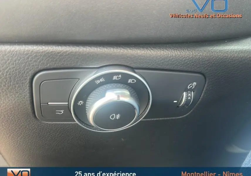 Gros plan sur la molette de réglage des feux et éclairage intérieur d'une Alfa Romeo Tonale rouge 2024 Sprint.