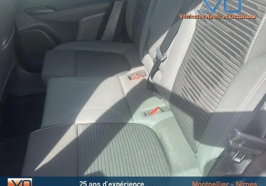 Vue intérieure des sièges arrière gris foncé de l'Alfa Romeo Tonale 1.5 Hybrid Sprint 2024 avec ceinture de sécurité visible