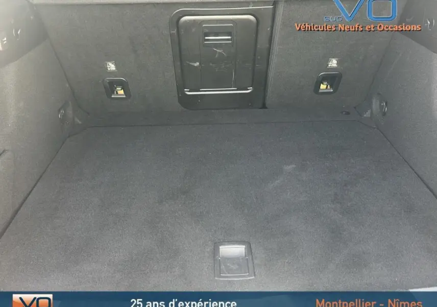 Coffre spacieux et propre de l'Alfa Romeo Tonale 1.5 Hybrid 130 ch Sprint, vue intérieure sans chargement visible.