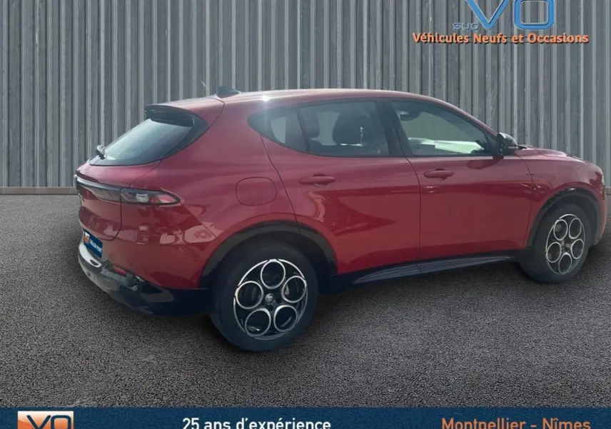 Vue latérale droite d'une Alfa Romeo Tonale rouge 2024 avec jantes distinctives et lignes fluides du SUV compact.