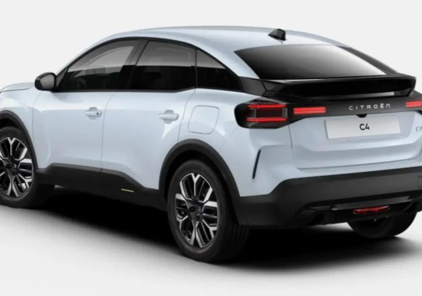 Vue 3/4 arrière droite d'une Citroën C4 hybride blanche Okenite avec toit noir et feux arrière LED distinctifs.