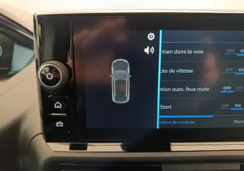 Écran tactile intérieur du Peugeot Partner blanc montrant les réglages d’aides à la conduite.