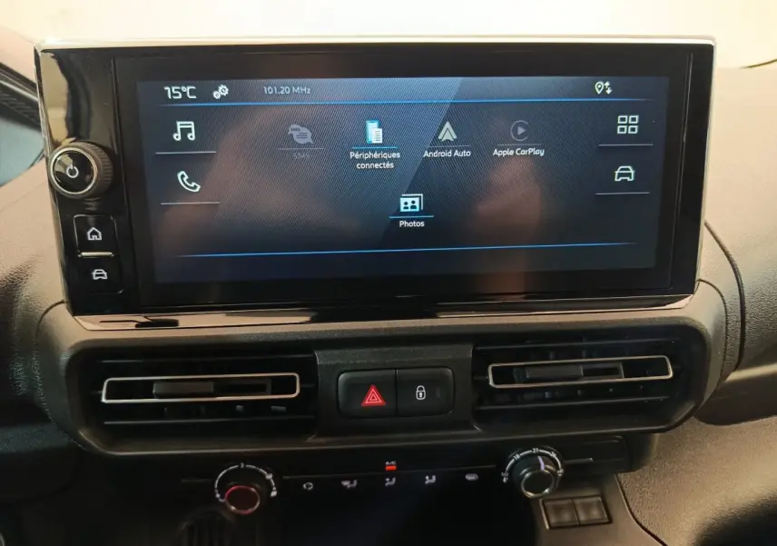 Vue rapprochée de l’écran tactile central et des commandes de climatisation du Peugeot Partner blanc 2026.